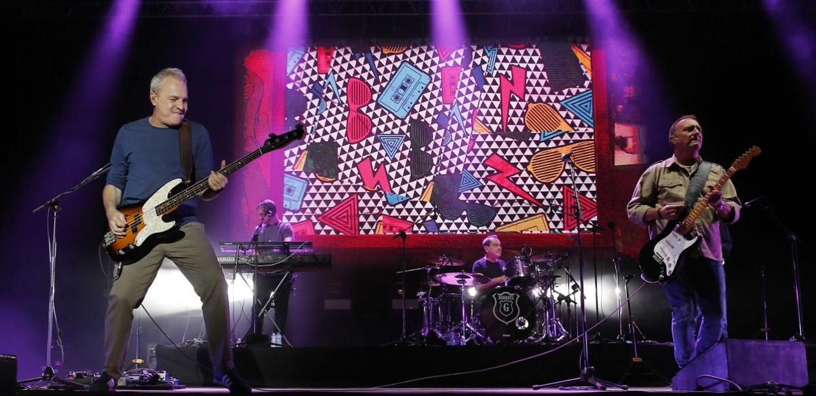 David Summers, Daniel Mezquita, Rafa Gutiérrez y Javier Molina, Hombres G, recuperaron el sonido de los 80 ayer en Castrelos ante un aforo de más de 25.000 asistentes.