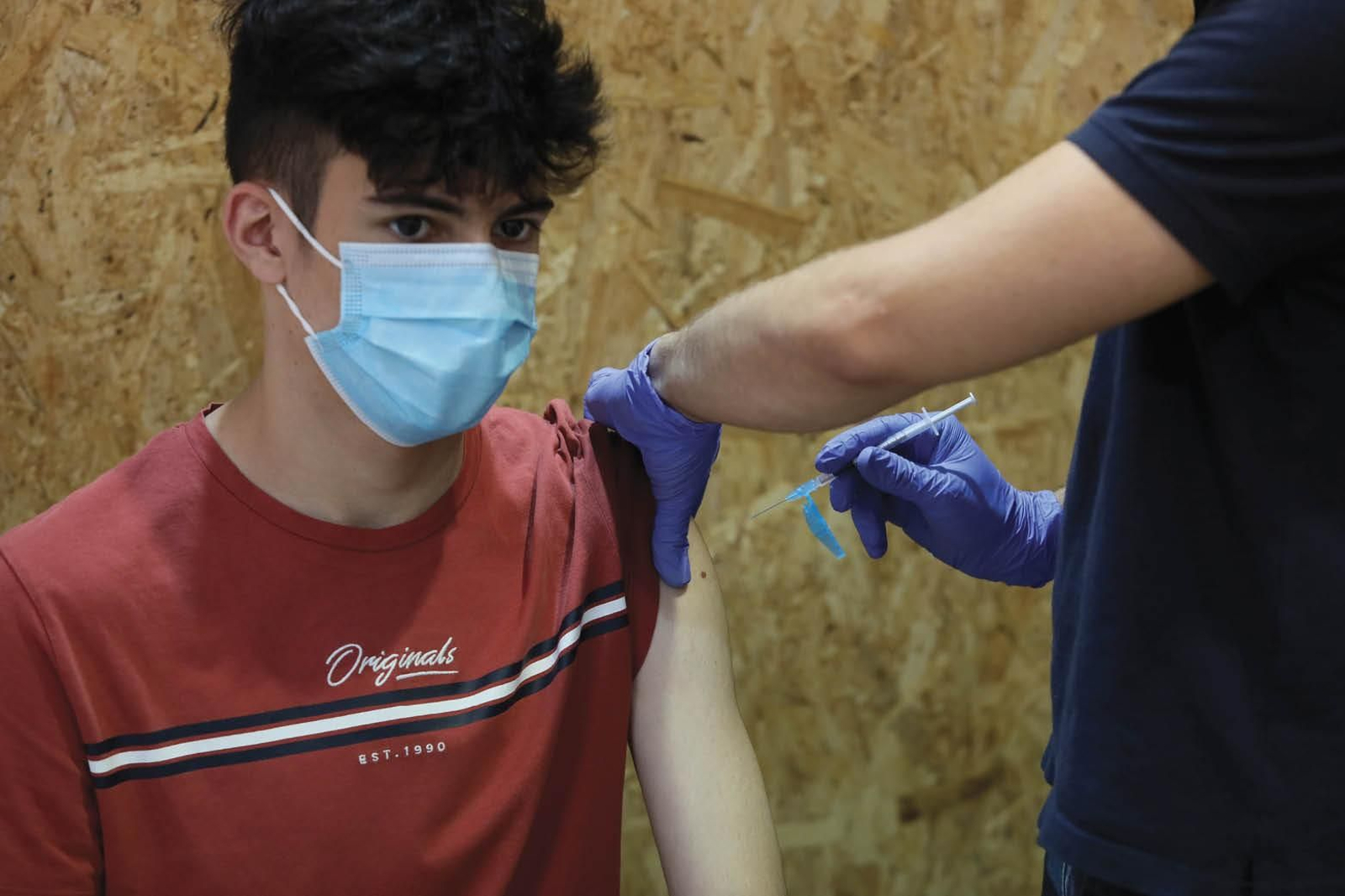 Un joven ourensano recibe la primera dosis de Pfizer en el recinto de Expourense, ayer. (José Paz)