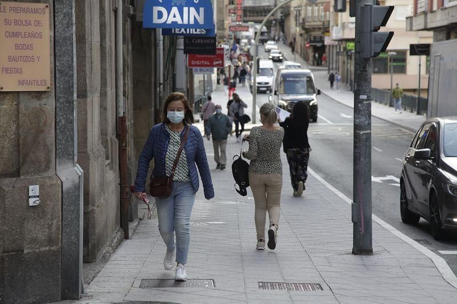 La rúa Ervedelo, en O Couto, empezó ayer nuevas medidas restrictivas al igual que el resto del barrio (MIGUEL ÁNGEL).