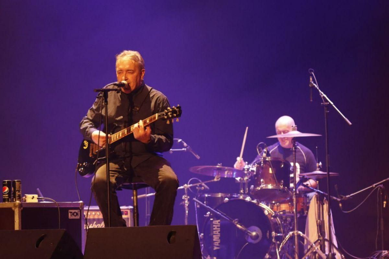 Miguel Costas, ayer, en el escenario de Salesianos, 22 años después del primer concierto de Siniestro Total.