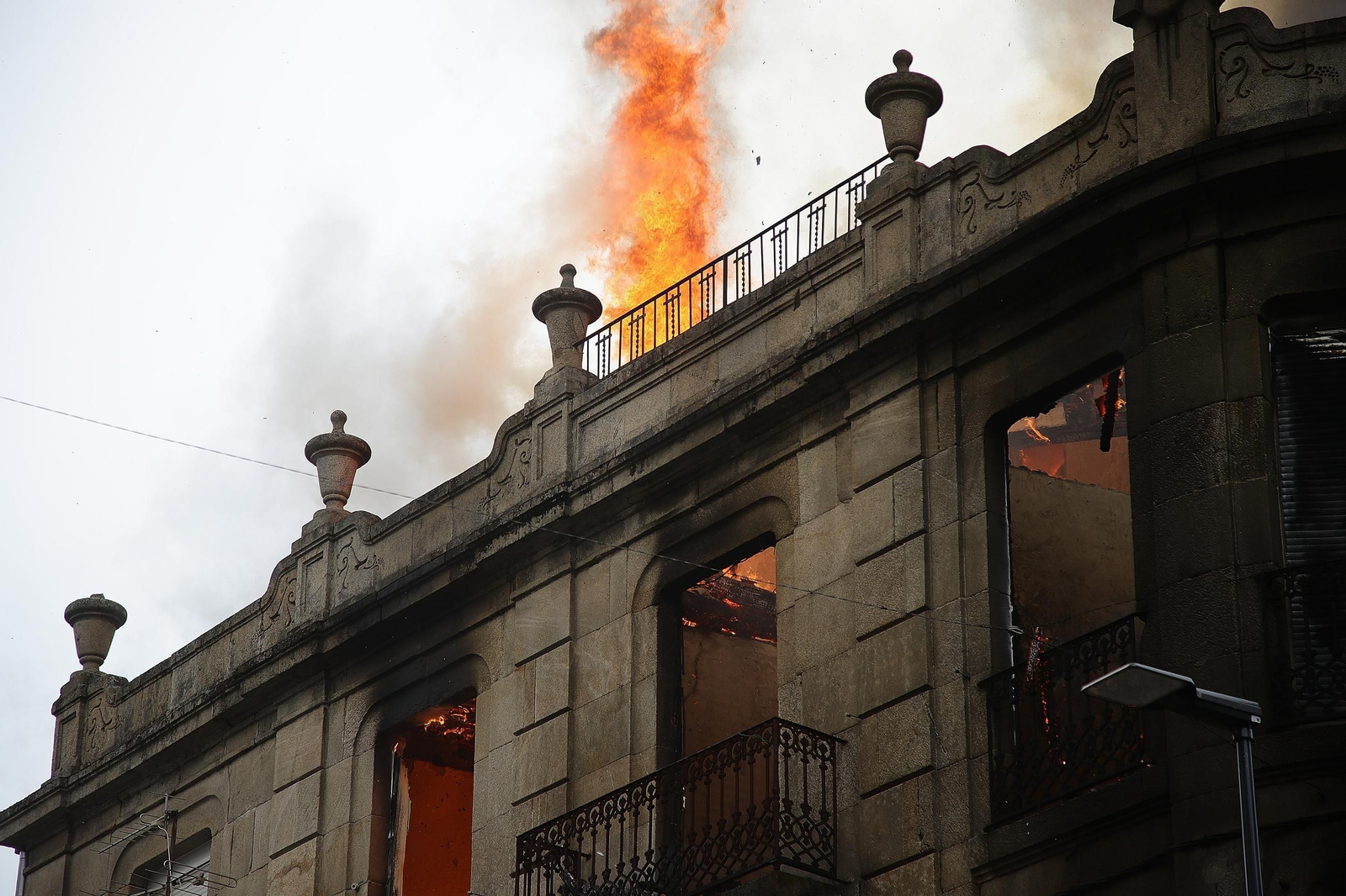 Galería | Así fue el voraz fuego que calcinó un edificio en A Ponte, en imágenes