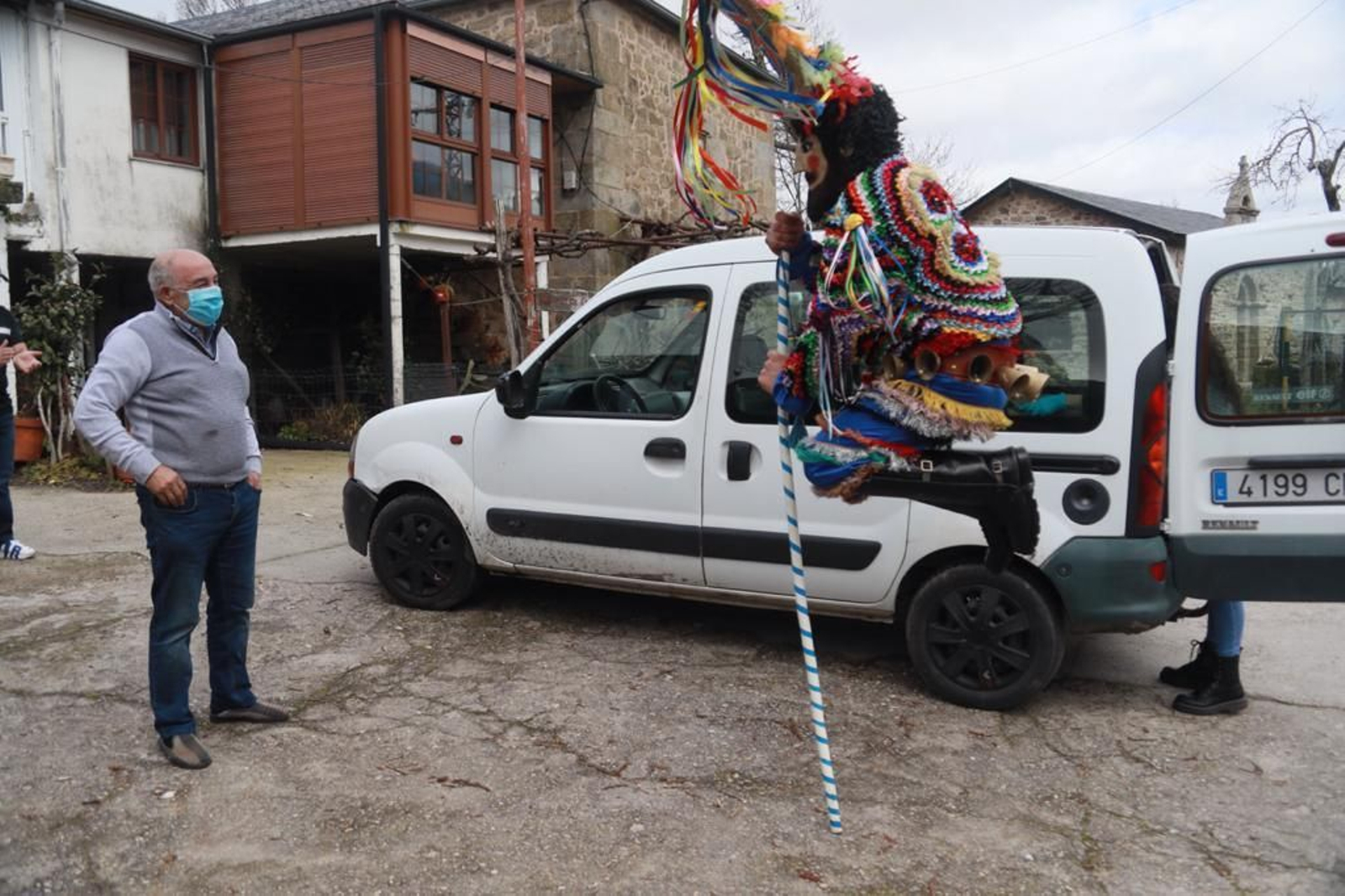 Boteiros recorren Vilariño de Conso (JOSÉ PAZ)