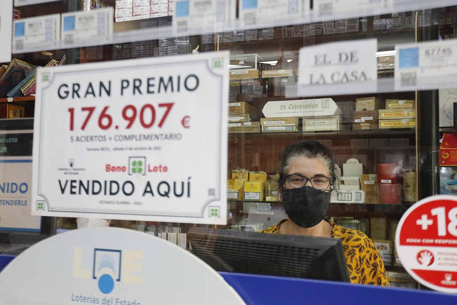 Teresa Guerra, la estanquera que selló el boleto ganador.