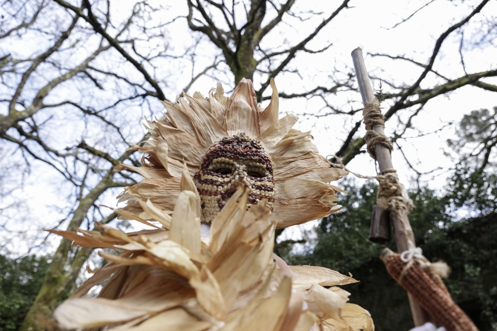 Galería | El follateiro, un traje que encuentra su materia prima en la naturaleza