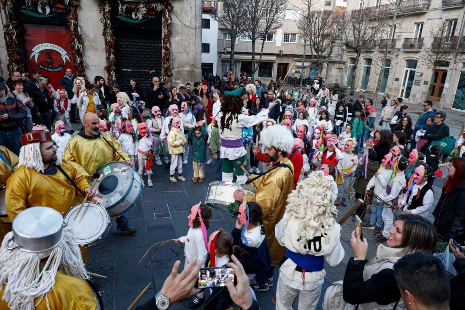 Los pequeños merdeiros, ayer al ritmo de los tambores en la Porta do Sol.