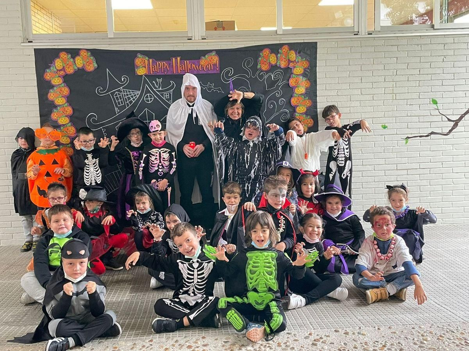 Seixalbo. Os de primeiro de Primaria, moi guapos cos seus disfraces.