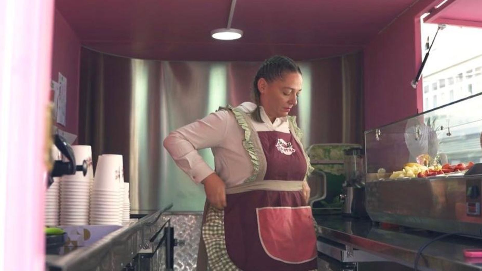 Ana Rodríguez se coloca el mandil para atender a los clientes.