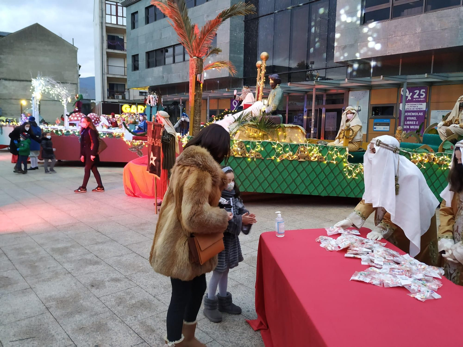 Sus Majestades de Oriente visitan a los niños y niñas de O Barco