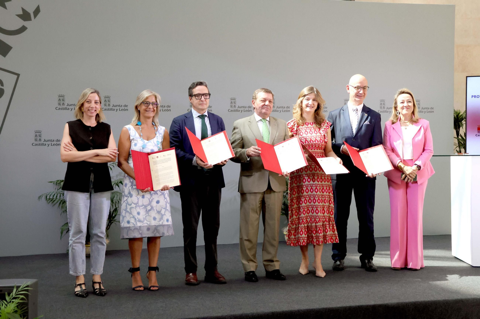 Firma del acuerdo entre la Junta y la Universidad
