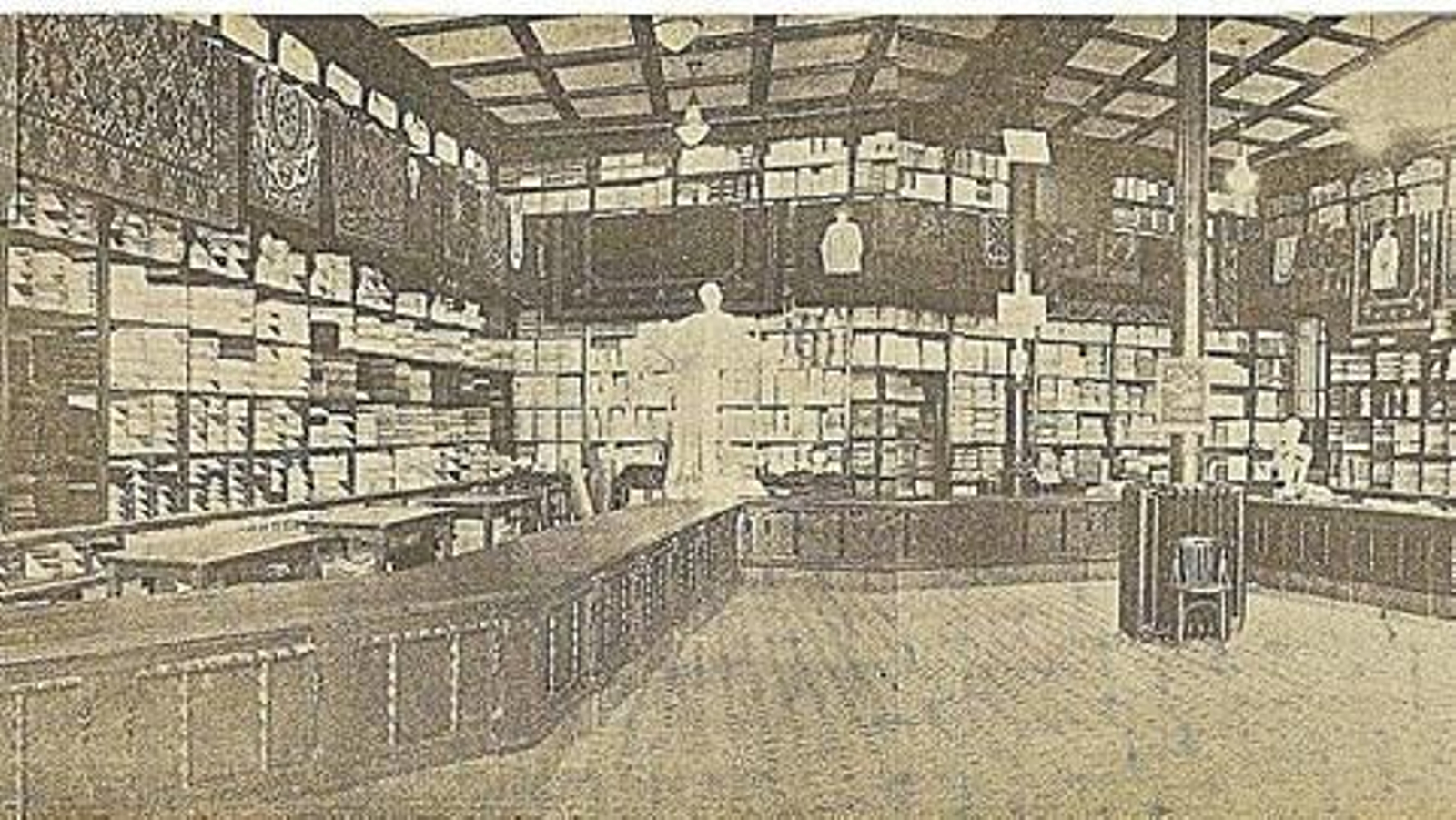 Patio central de Almacenes Los Populares, Adolfo Otero e Izquierdo. los largos mostradores se hacían imprescindibles para poder mostrar el género.