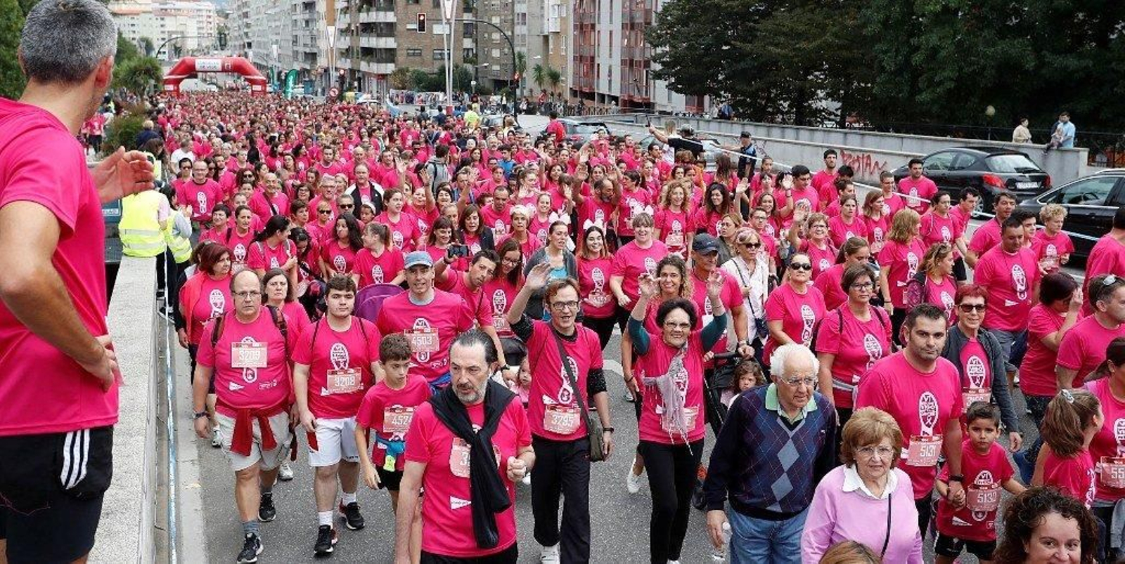 El color rosa abarrotó la Avenida de Castelao - JV Landín 216