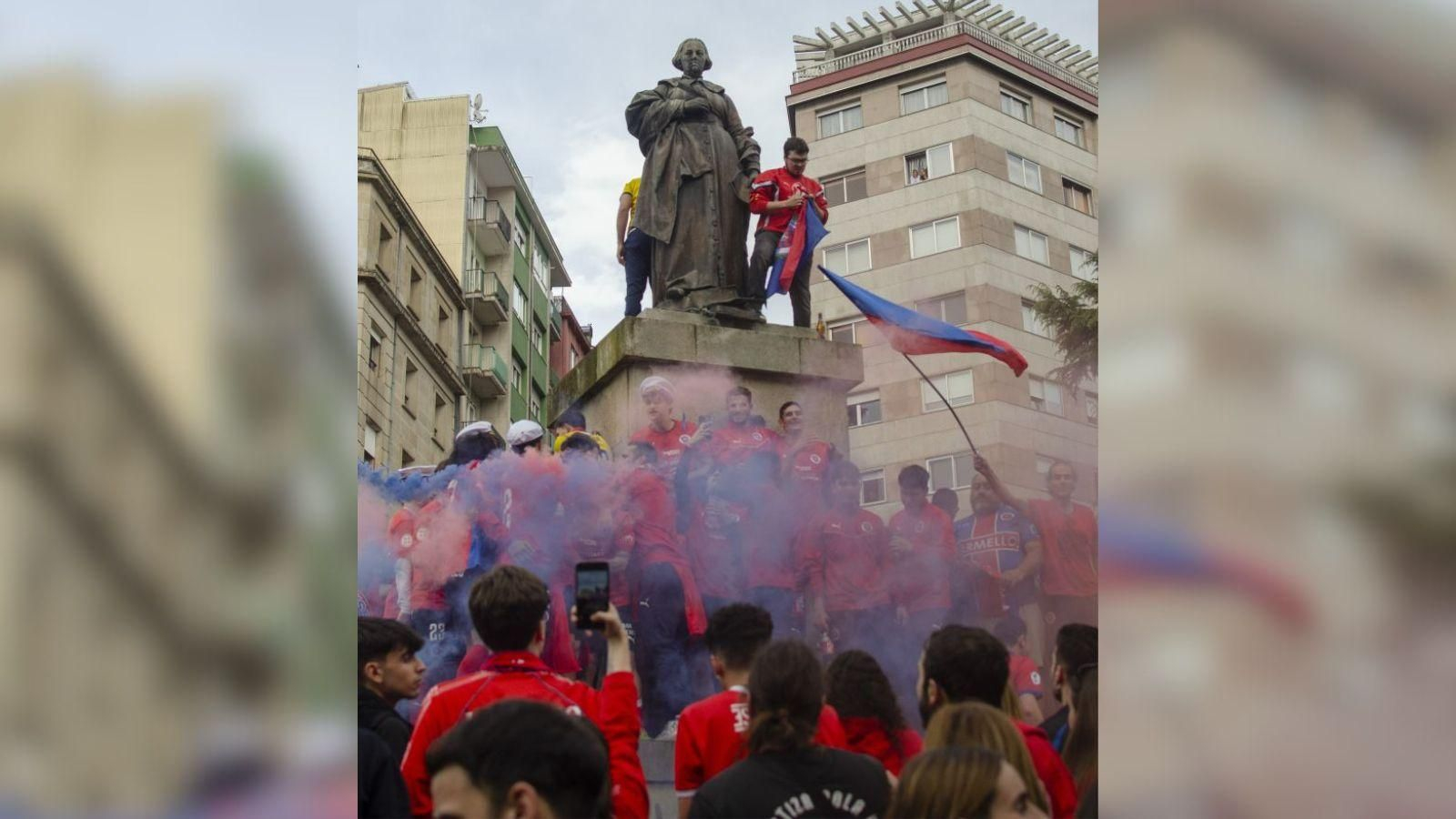 Afición de la UD Ourense celebrando el ascenso en la fuente de Concepción Arenal