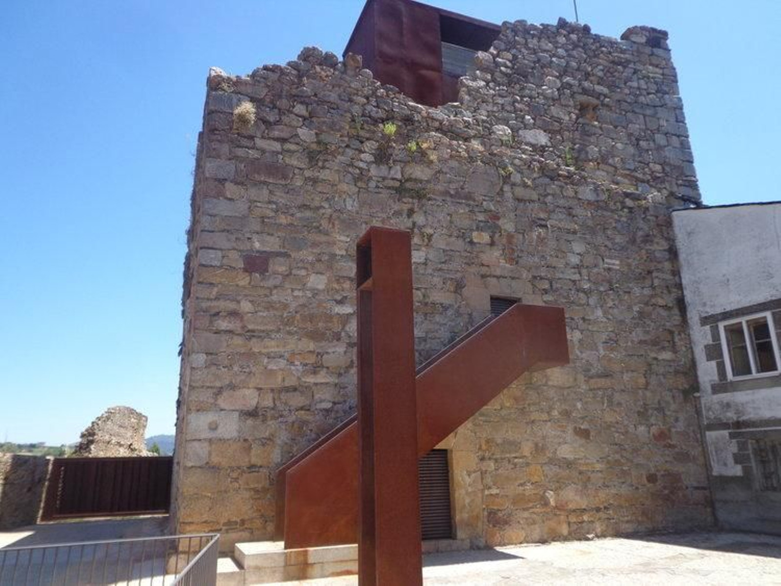 Imagen dell recinto de la fortaleza medieval de O Castro, en O Barco.