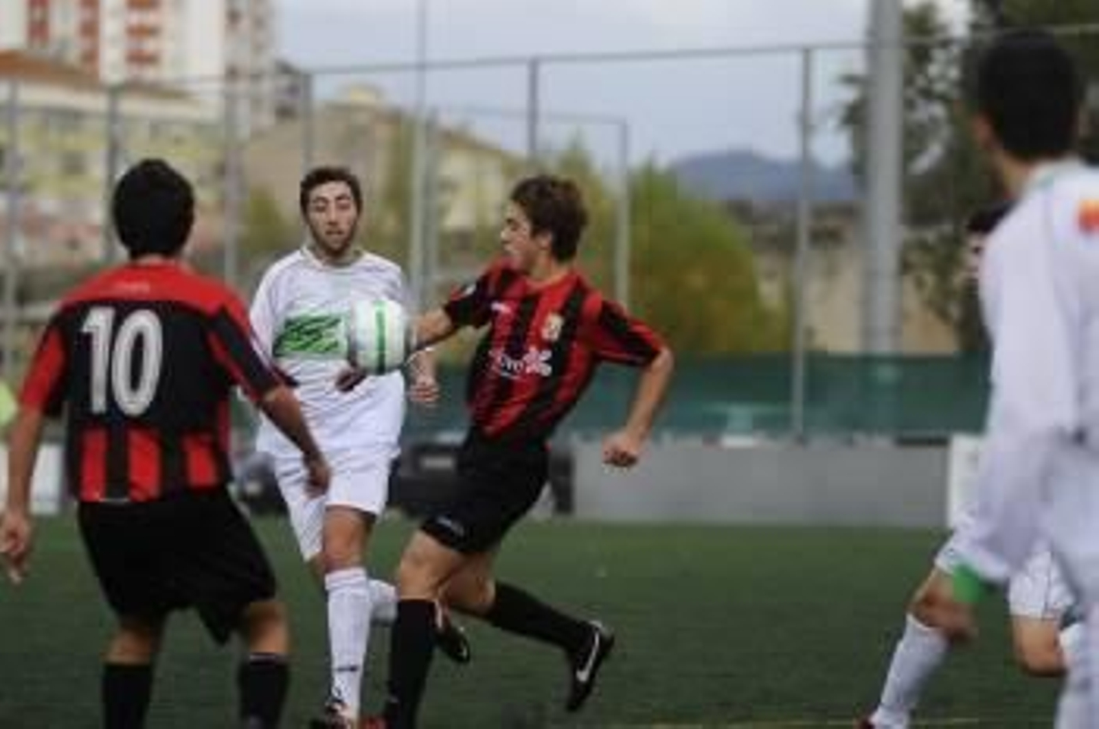 Un jugador del Pabellón pelea la pelota. (Foto: MARTIÑO PINAL)