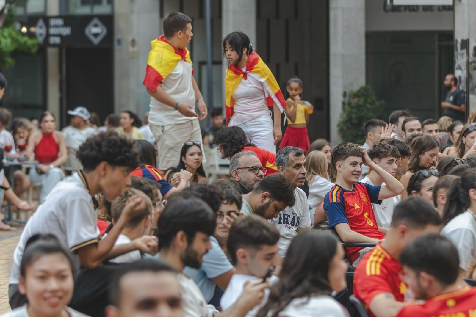 Galería | Camisetas, banderas y las calles de Ourense llenas de emoción por ver a España jugar los cuartos de final, en fotos