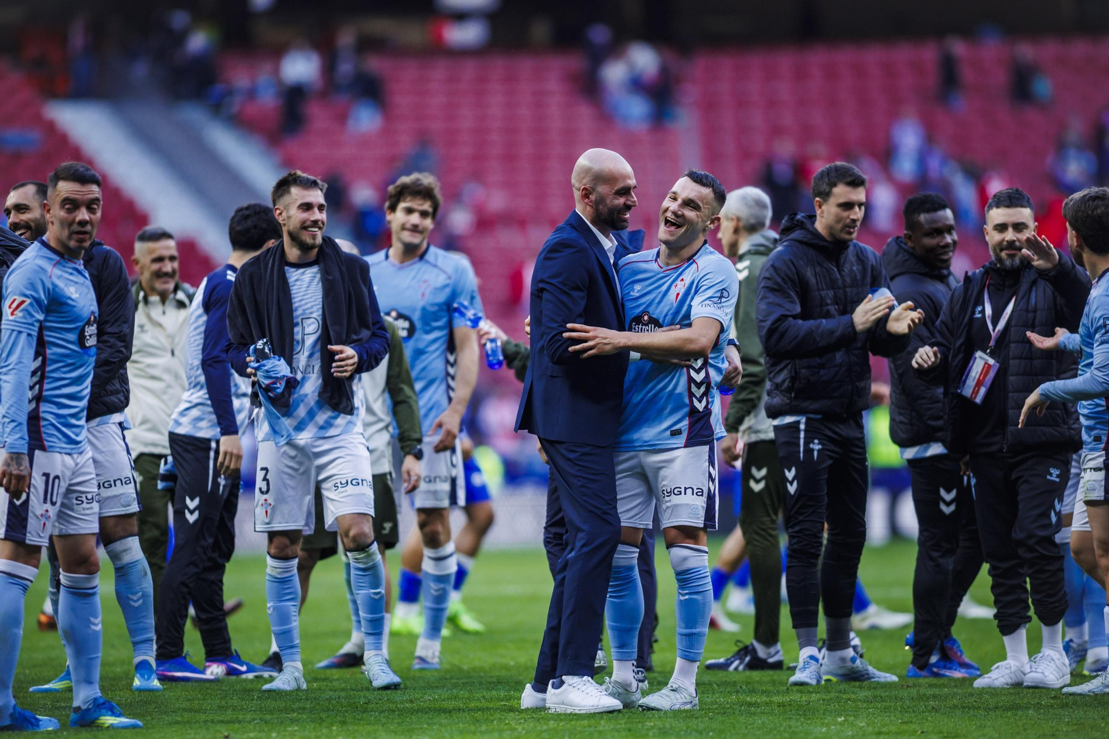 Claudio Giráldez bromea con Jutglá en la celebración al final del partido de ayer en el Metropolitano.