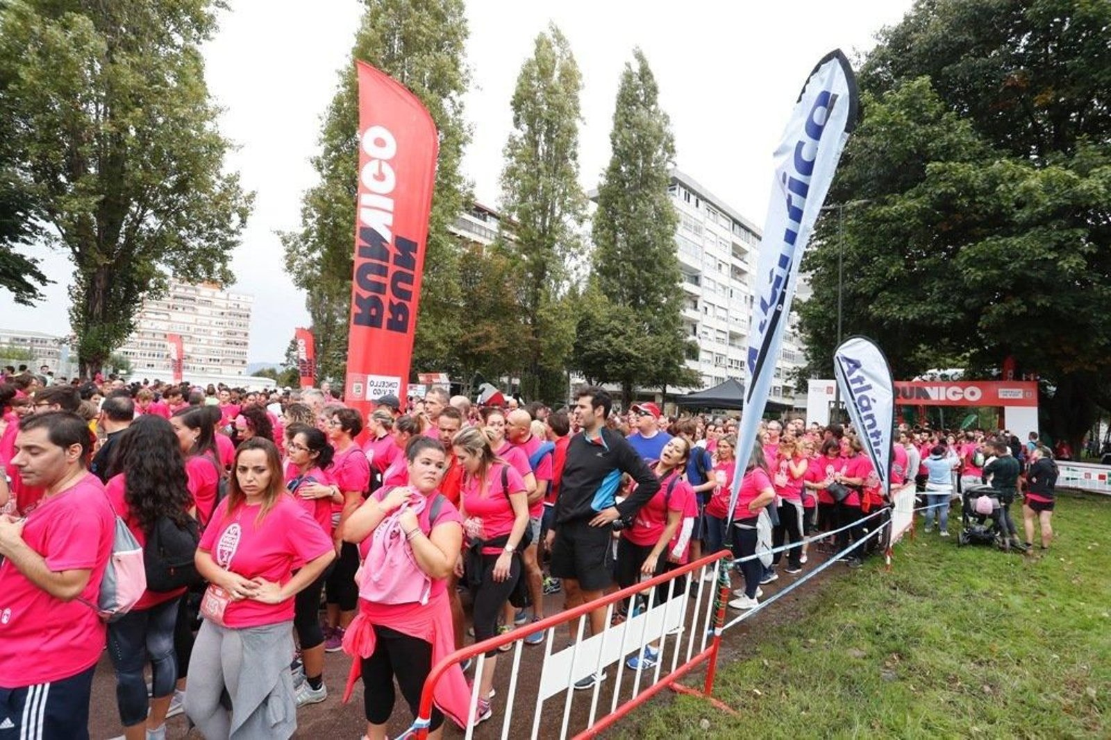 El color rosa abarrotó la Avenida de Castelao - JV Landín 186