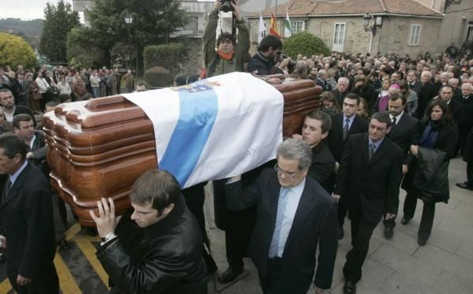 Familiares y amigos trasladan el féretro de Xosé Cuíña.