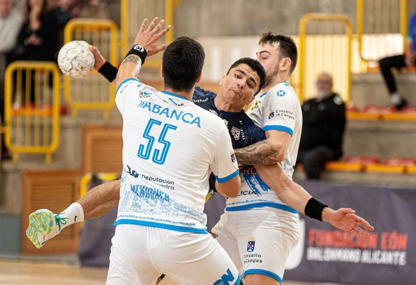 El Balonmán Cangas pasó a la siguiente ronda tras vencer al Horneo Alicante a domicilio.