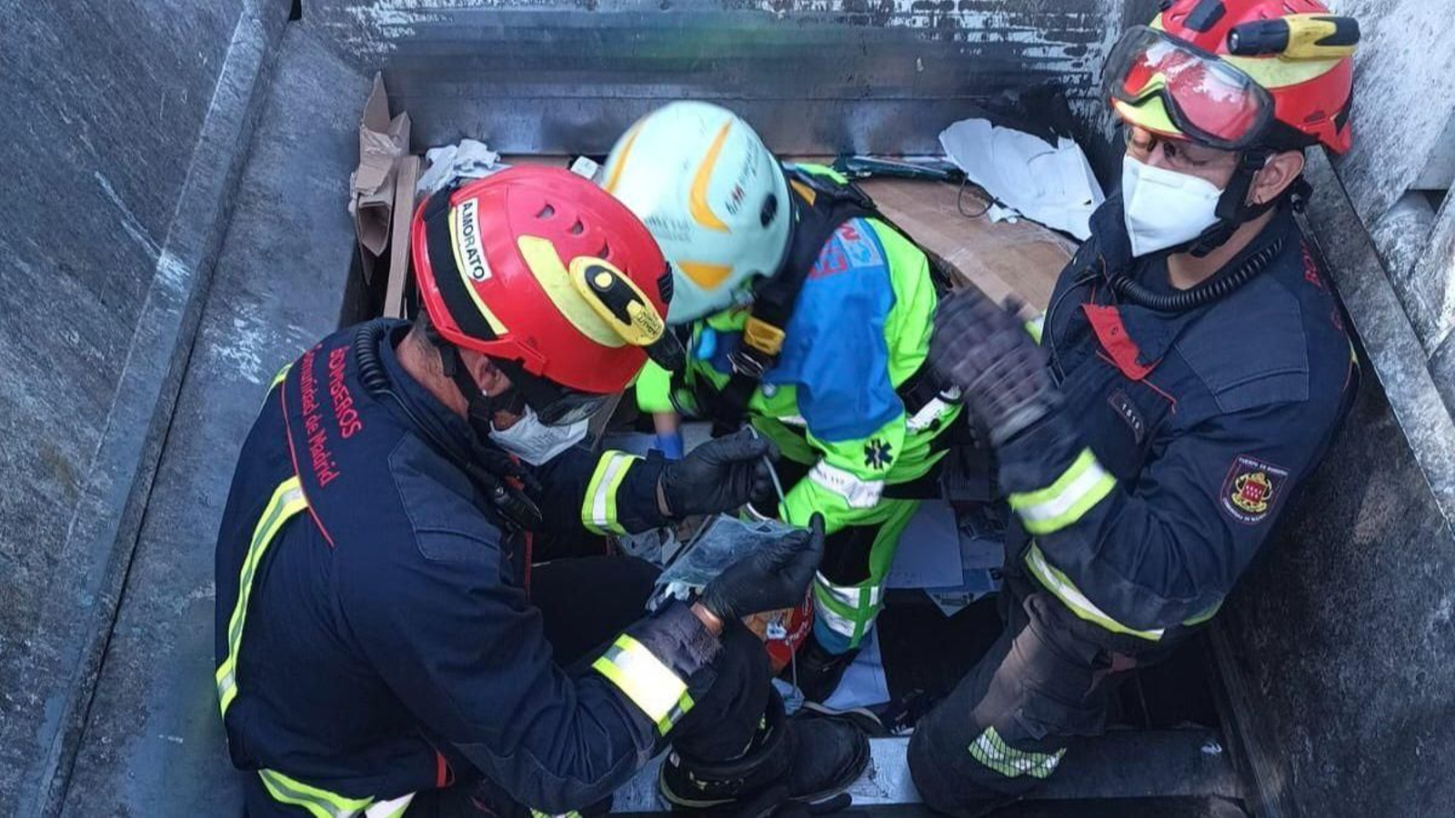 Los bomberos rescataron a la mujer del interior del camión de reciclaje tras ser localizada por el conductor, que escuchó sus gritos después de vaciar el contenedor.