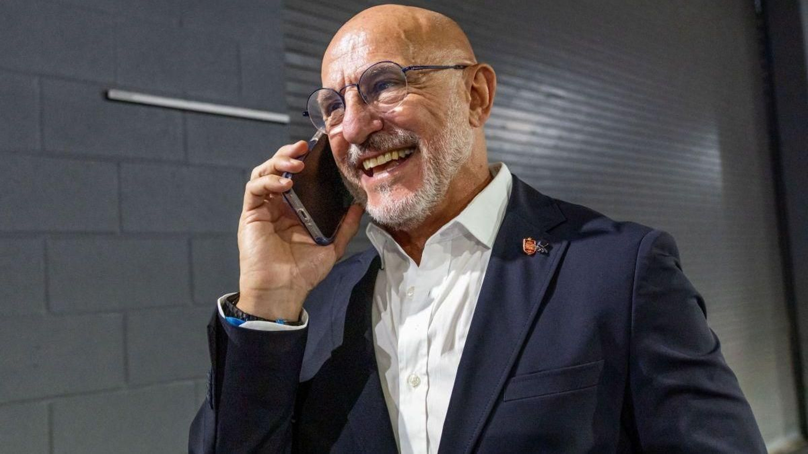 Luis de la Fuente conversa por teléfono tras las semifinales.