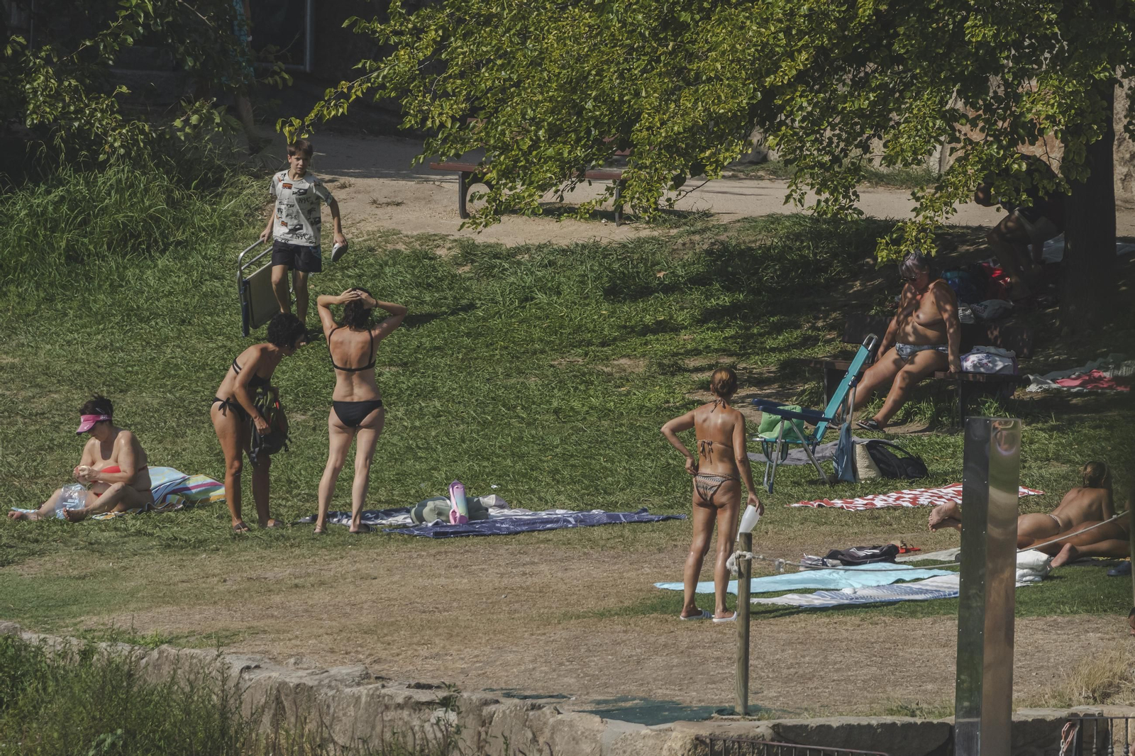Galería | Los ourensanos combatiendo el calor en una jornada de calor extremo