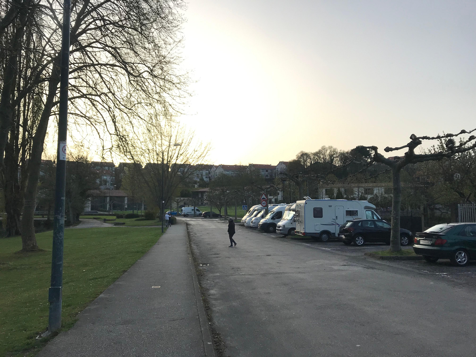Los autocaravanistas encuentran en la zona del río uno de los lugares más atractivos para instalarse.  (Foto Paula Palomanes)