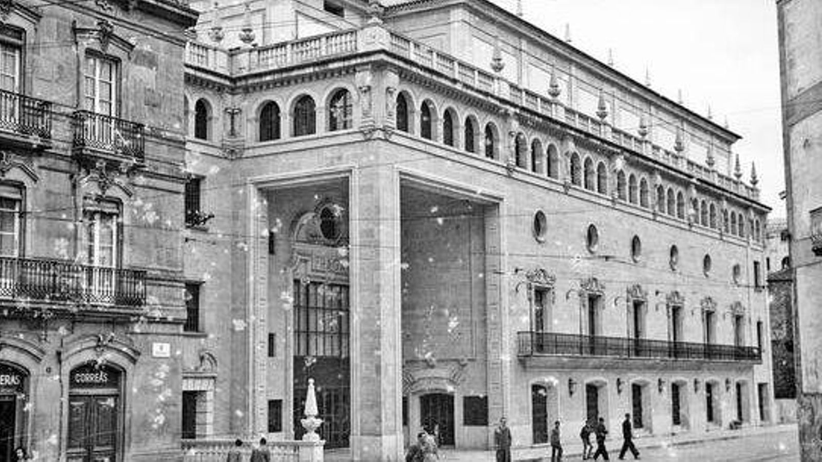 El teatro Fraga se inauguró en 1948 y cerró en 2001. Ahora está en fase de restauración como propiedad de la Xunta y de la Diputación.
