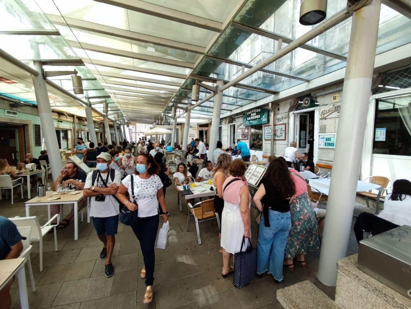 El paseo de las ostras en el Casco Vello, este miércoles. // Vicente Alonso