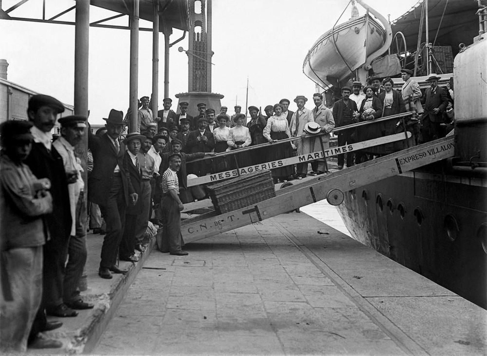 Inmigrantes europeos llegando al puerto de Buenos Aires (1904)