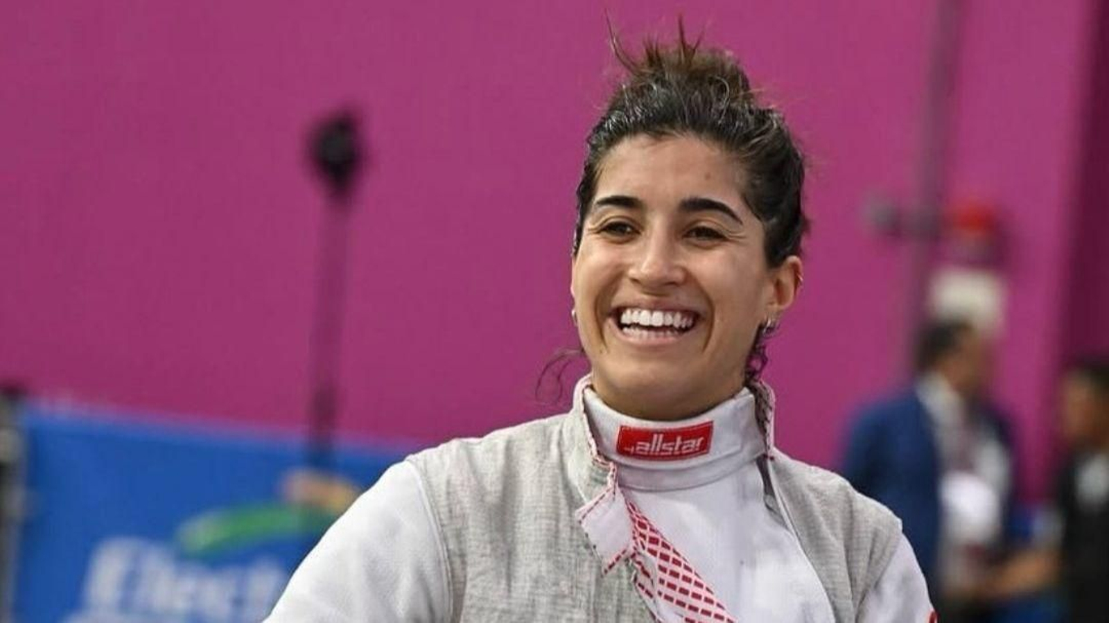 La tiradora de El Olivo sonríe tras quitarse la máscara de competición.