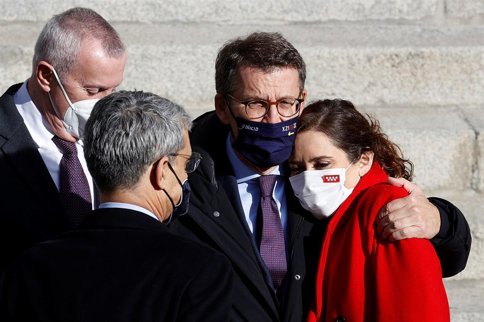 Feijóo y Ayuso se abrazan durante el Día de la Constitución. (EFE)