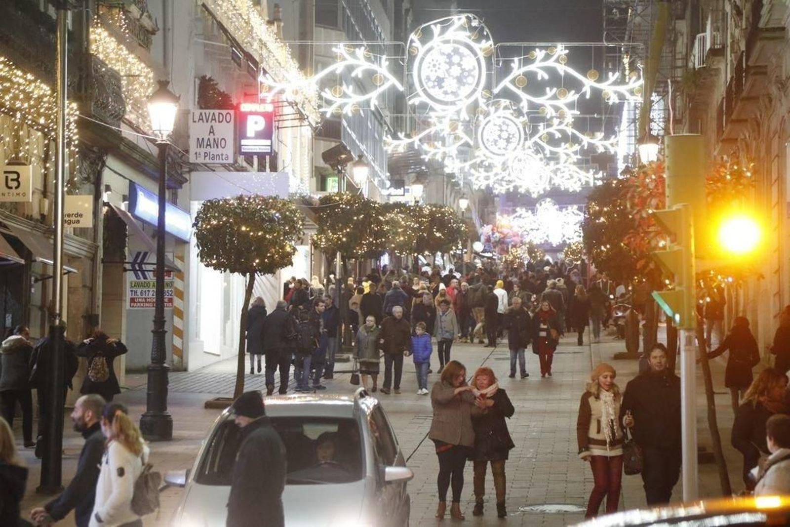 Los turistas invaden Vigo en el Puente210