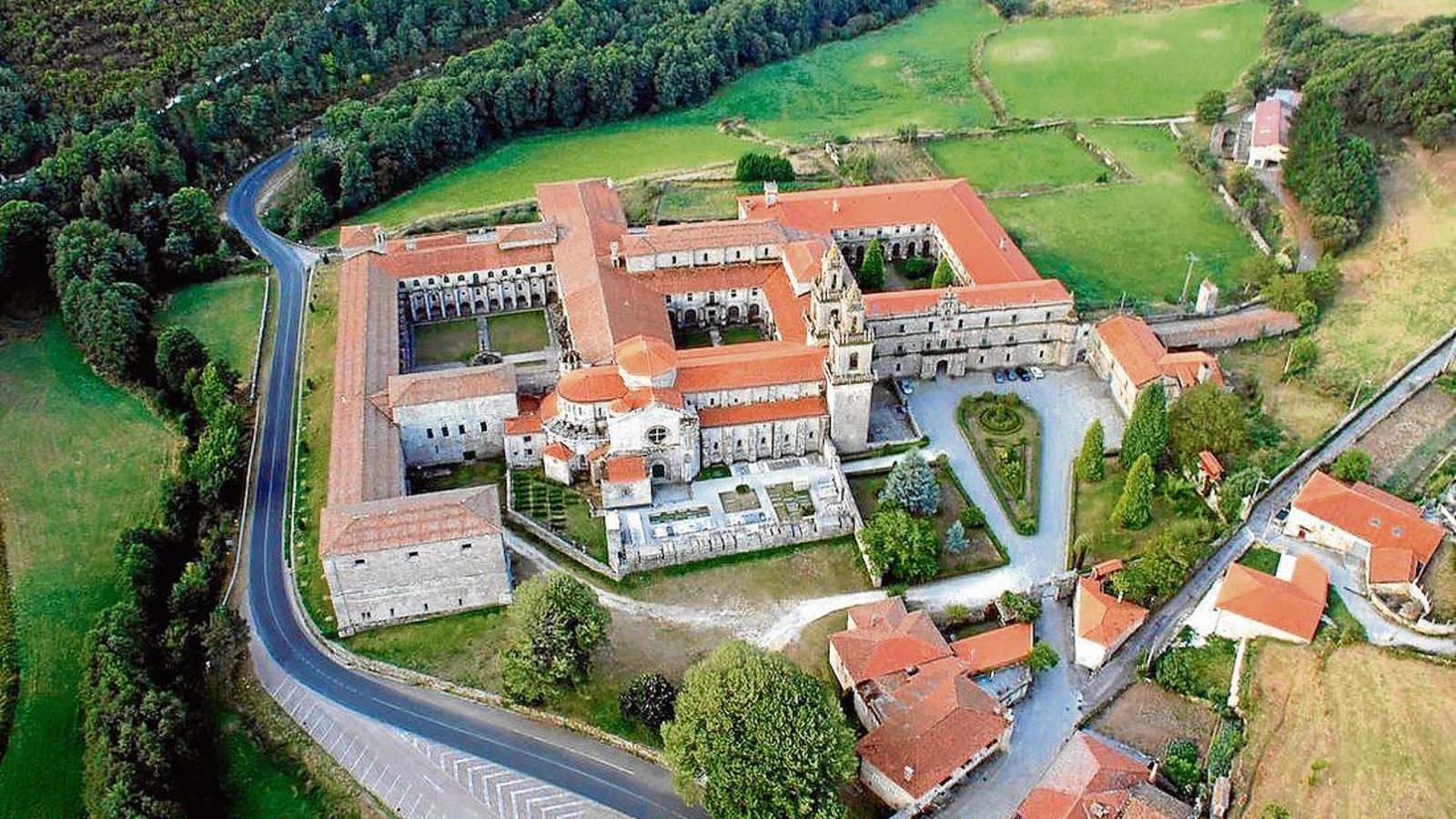 El Real monasterio de Oseira y su pueblo.