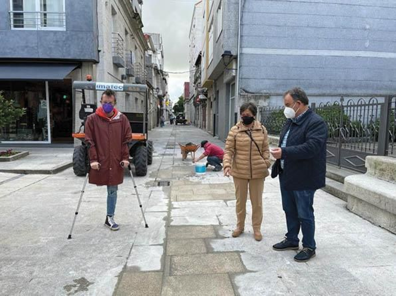 A alcaldesa, Elvira Lama, visita a obra na rúa San Roque.
