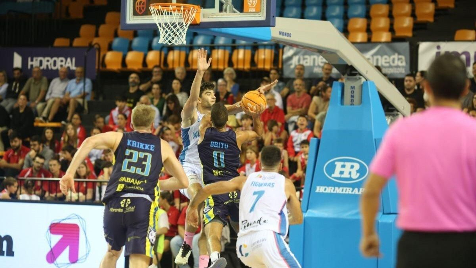 Diogo Brito, el más destacado del COB, ataca el aro del Menorca ante Emil Stoilov.