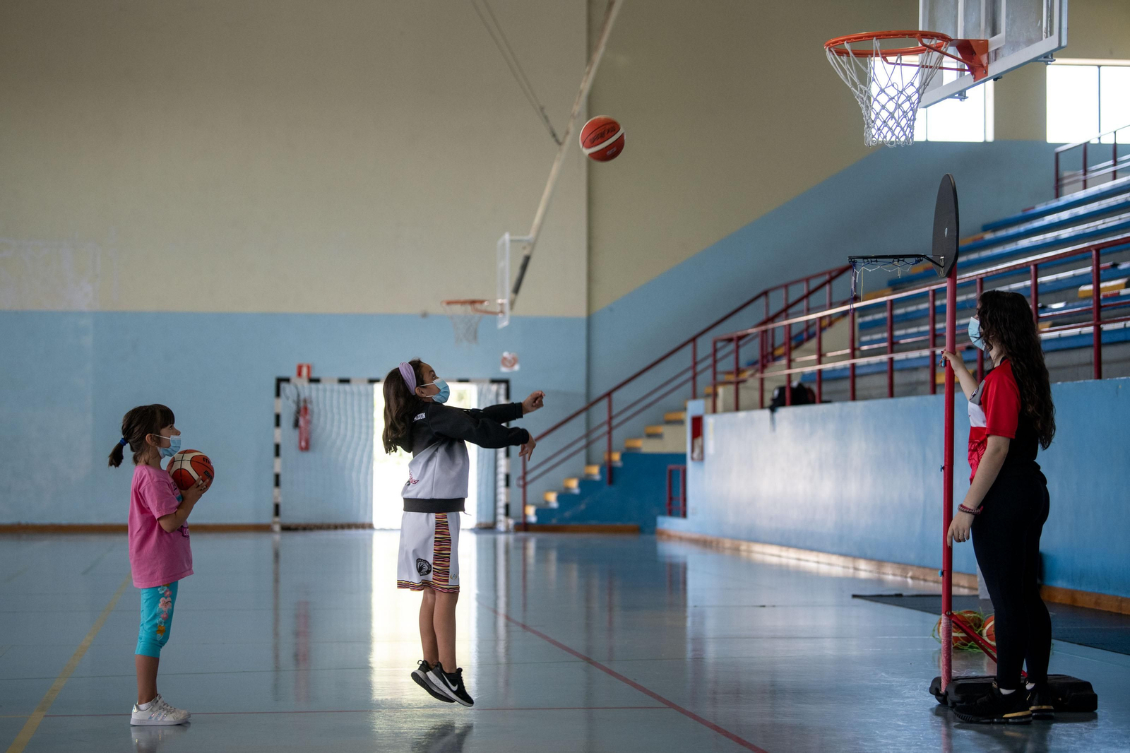 Los más pequeños disfrutan del Campus de Baloncesto en el Pabellón Municipal de Xinzo de Limia (Óscar Pinal).