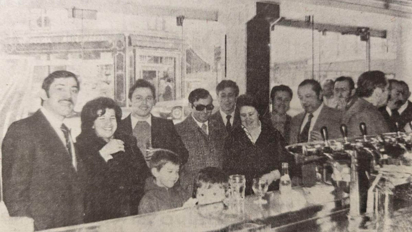 Emigrantes orensanos en un bar de París.