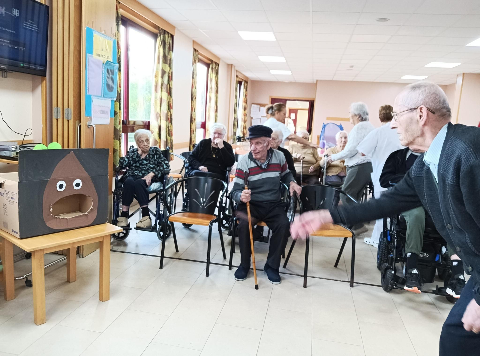 Residentes durante las horas de ocio en un centro de mayores.