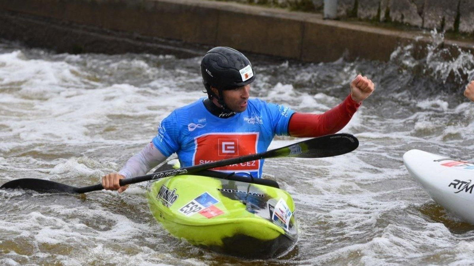 El palista tomiñés aprieta el puño tras ganar la Copa del Mundo de Praga, que ejerció de Preolímpico.