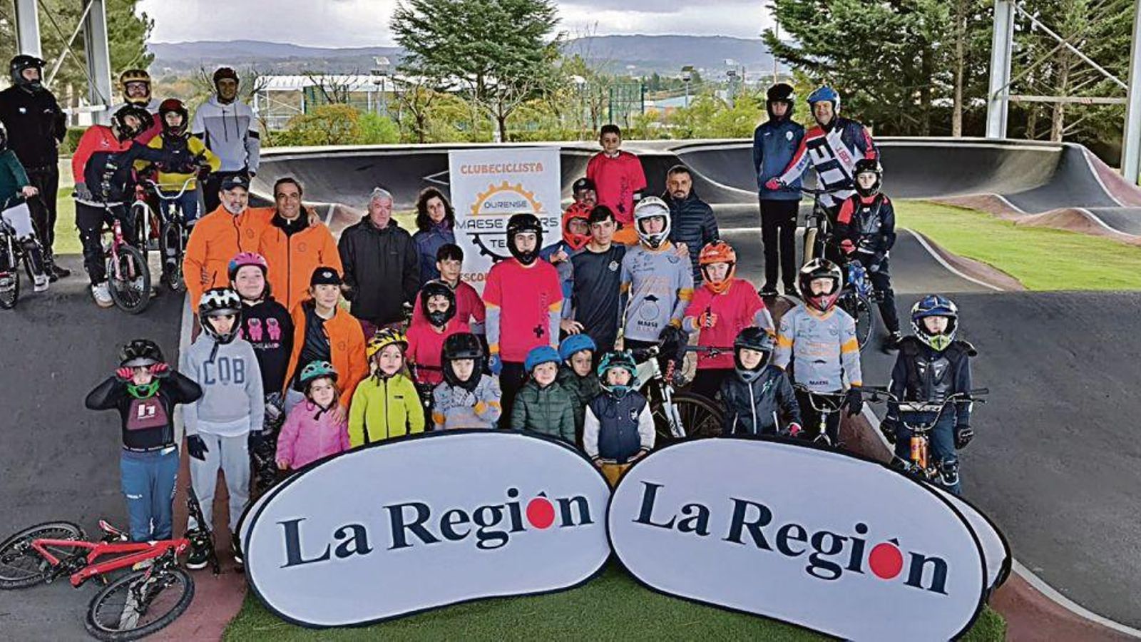 Los riders que acudieron al pump track de Monterrei.