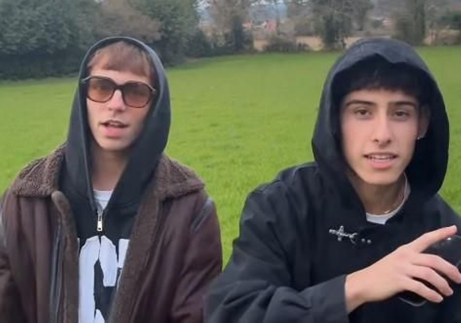 Lg1do y Guzmén en la promoción de la canción.