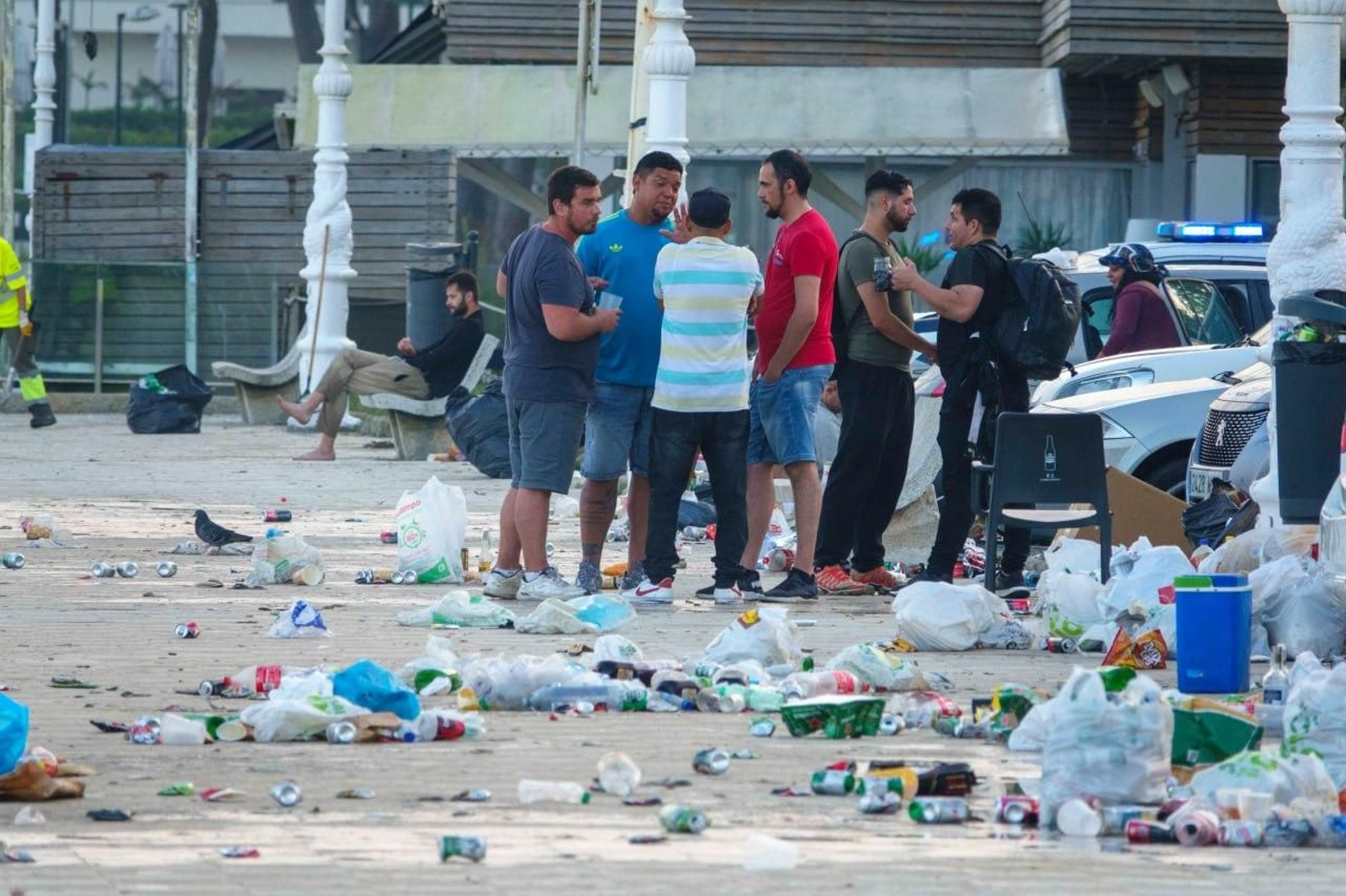 Galería | La resaca de San Xoán 2026 deja toneladas de residuos en Samil y Panxón