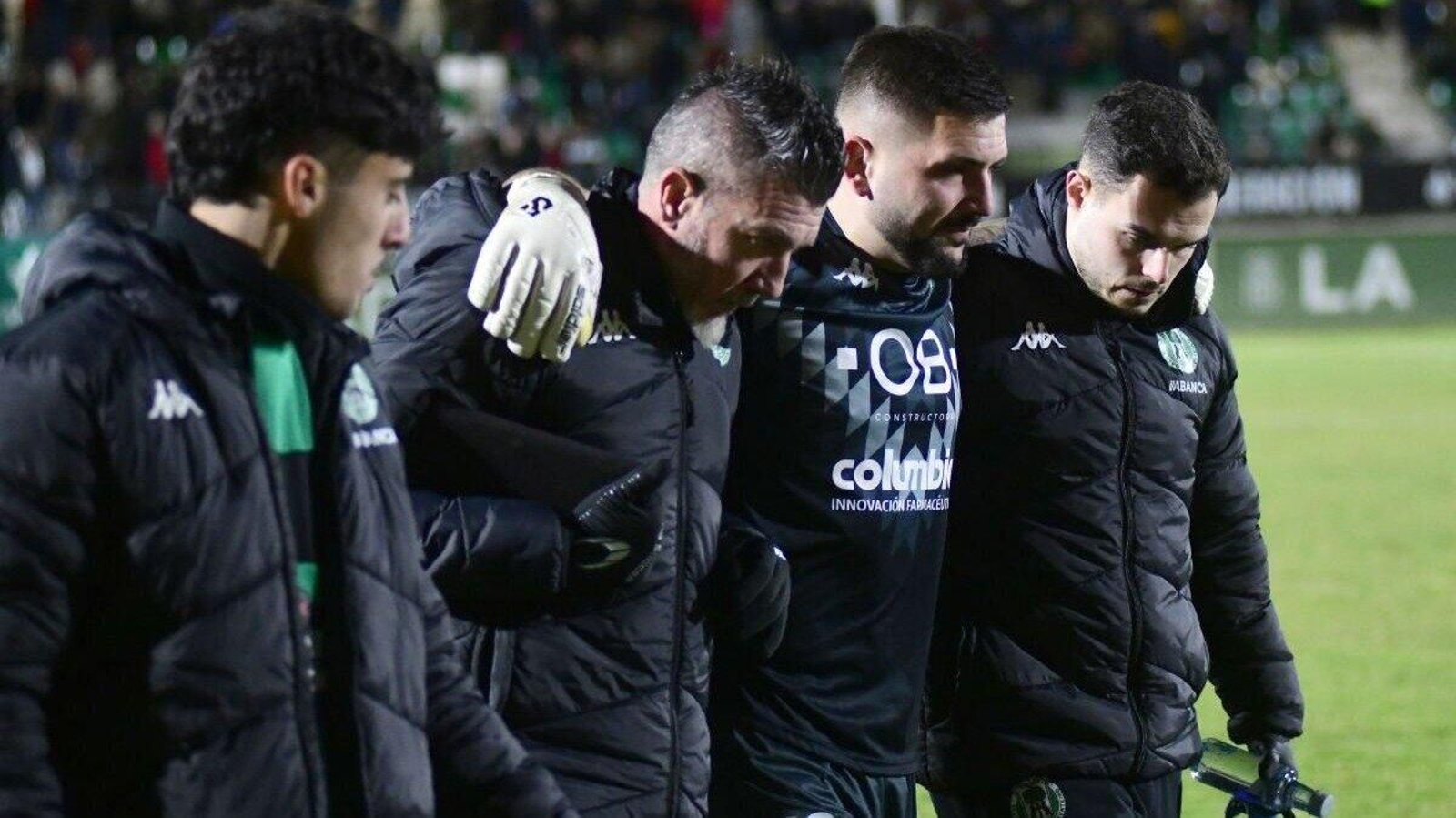 Diego García es ayudado a salir del campo después de lesionarse. | Foto: Juan Martín "Chás"