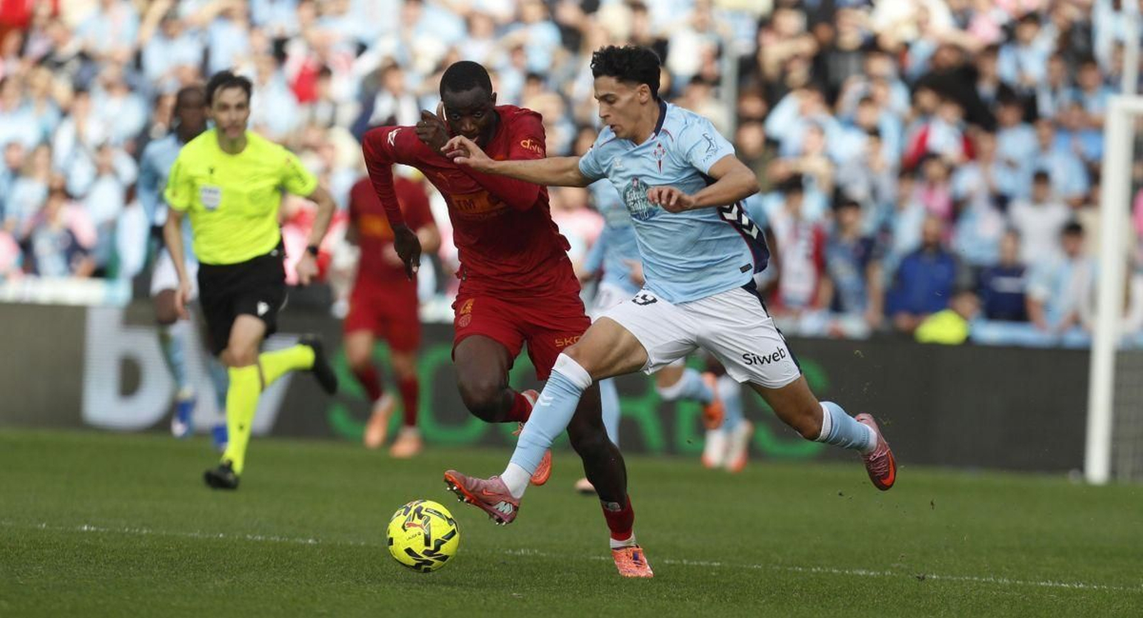 Jones El-Abdellaoui escapa de la vigilancia de Diakhaby en la carrera que acabó con el tercer tanto celeste ayer en Balaídos.