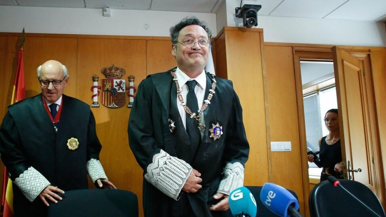 El fiscal jefe del TSXG, Fernando Suanzes (i) y el Fiscal General del Estado, Álvaro García Ortiz (d), durante el acto de toma de posesión del nuevo fiscal jefe de área de Ferrol y Ortigueira, el pasado septiembre (foto: EP).