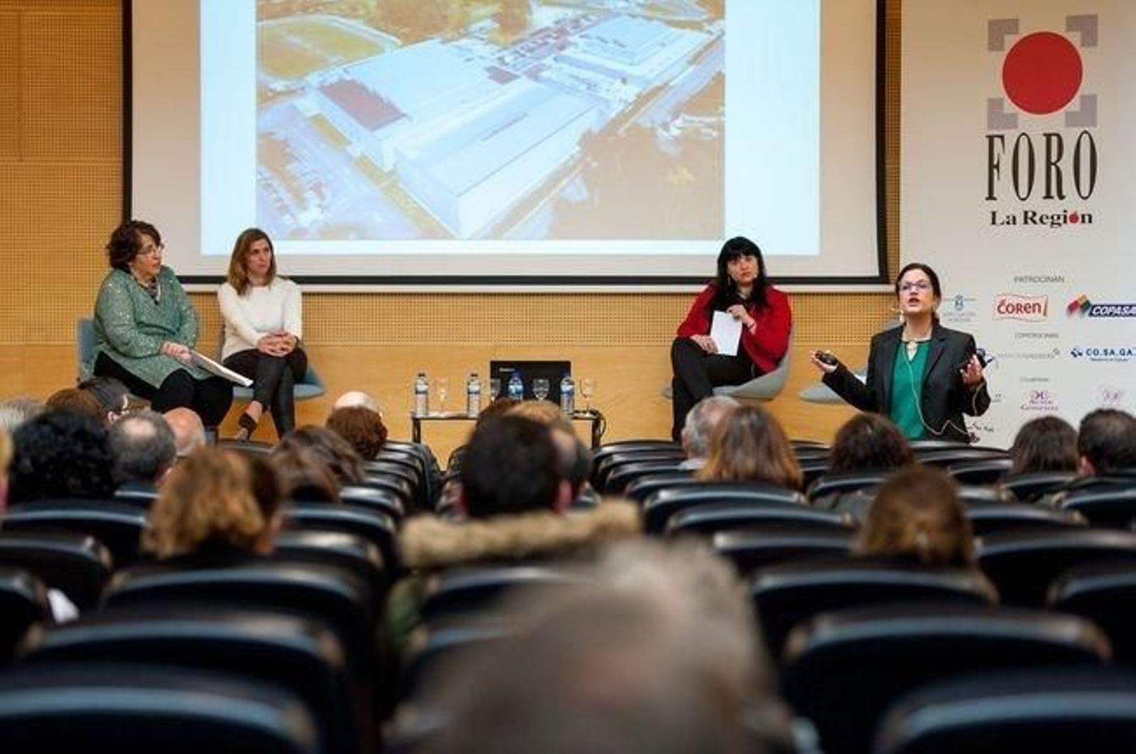 Encarnación Rufino –profesora de la Escuela de Informática que moderó el foro–, Marina Alonso, Susana Gómez y Josefina Alonso.