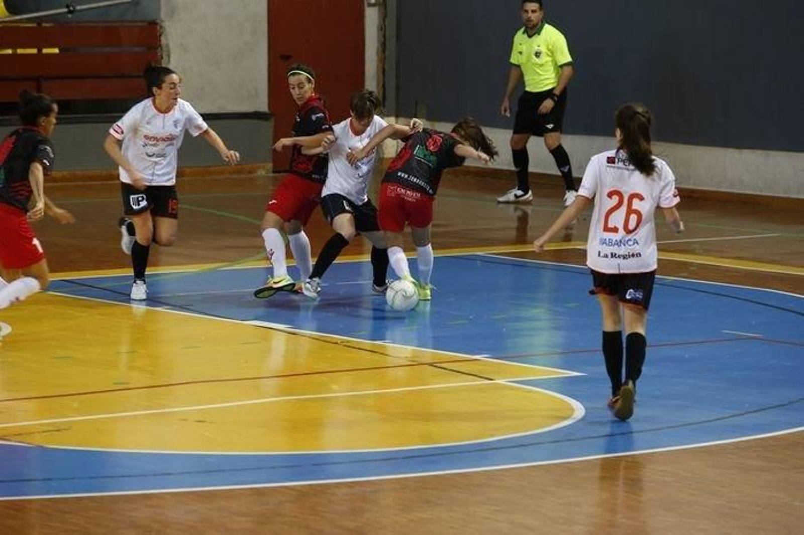 Bea Seijas, bigoleadora el domingo ante el Leganés, rodeada de rivales.