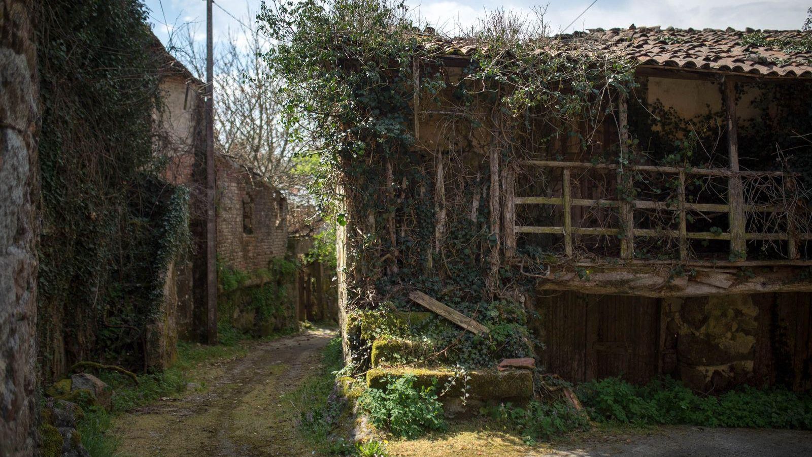 CARTELLE (BAGULLO). 31/03/2019. OURENSE. Uxía e a única moza que todavía vive no pobo de O Bagullo, no concello de Cartelle. FOTO: ÓSCAR PINAL