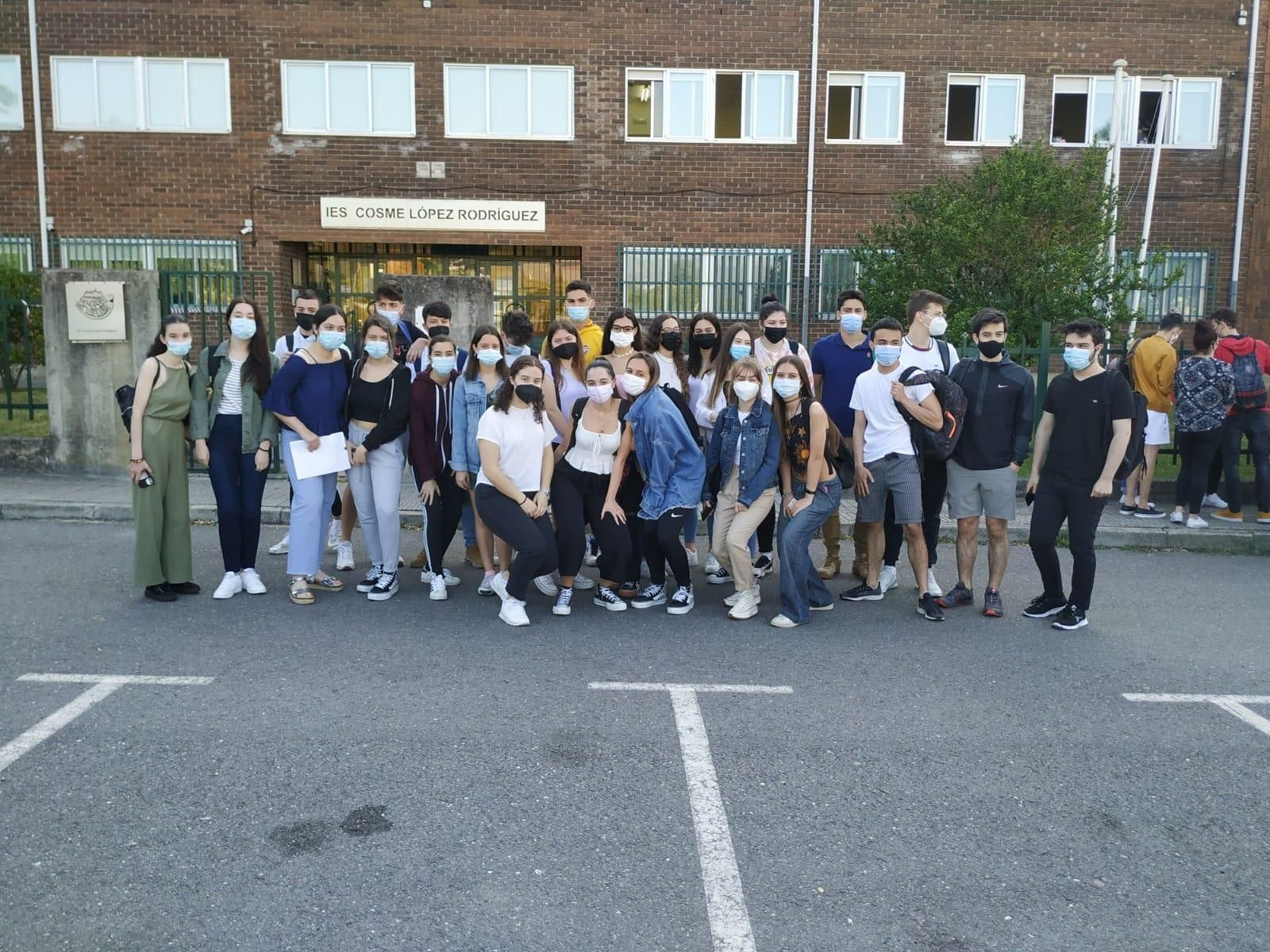 Estudiantes de Valdeorras, Viana y Trives, frente al Instituto Cosme López de A Rúa.